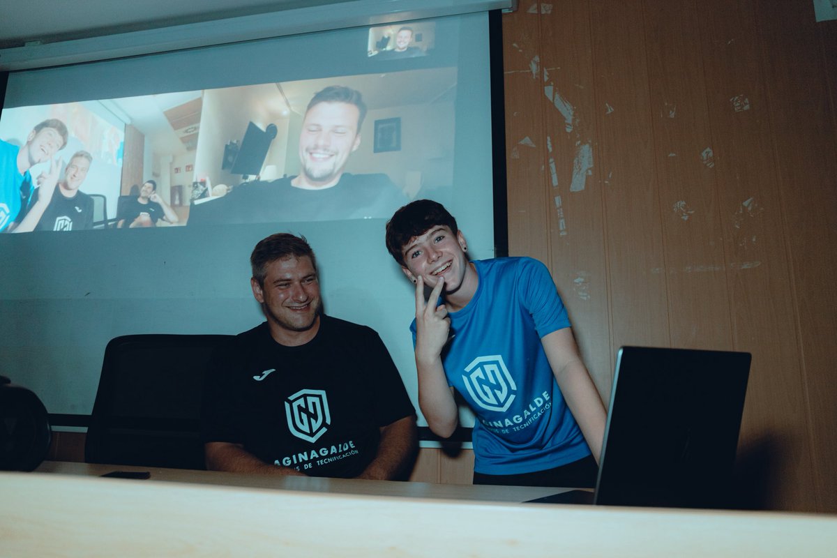 CAginagalde's tweet image. 🤩 Ayer no solo disfrutamos de nuestro entrenamiento de tarde… ¡Tuvimos la visita del gran Sergey Hernández!

🙌🏼 ¡Gracias por tu tiempo! ¡Qué suerte poder aprender de profesionales como tú!

📸 facebook.com/share/p/1D2oaY…