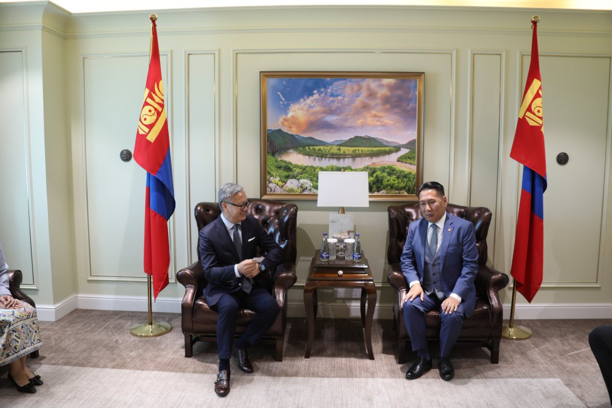 Гадаад харилцааны сайд Б.Батцэцэгийн урилгаар Бүгд Найрамдах Ардчилсан Лаос Ард Улсын Гадаад хэргийн сайд Тонгсаван Фумвихан 2025 оны 08 дугаар сарын 19-ний өдөр Монгол Улсад албан ёсны айлчлал хийхээр хүрэлцэн ирлээ.

🔗gov.mn/mn/news/all/c2…