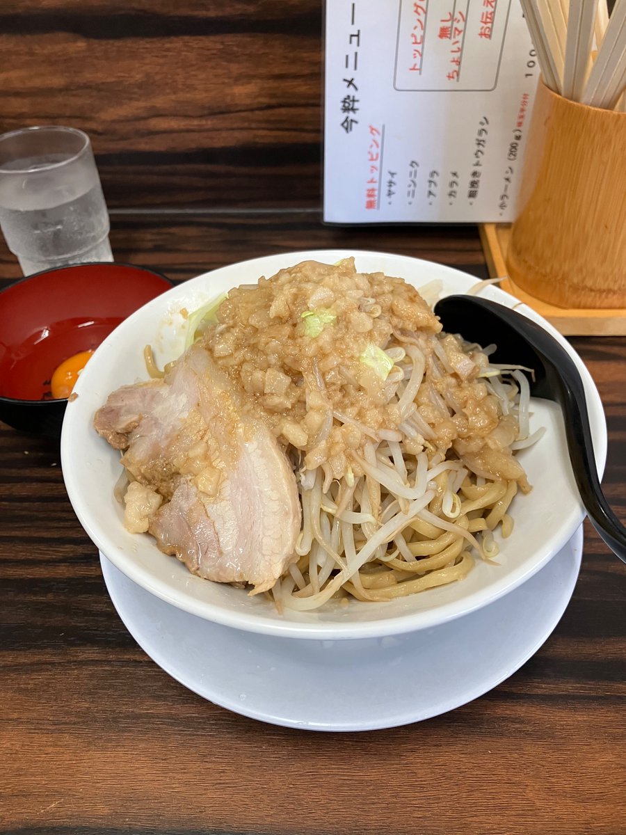 SYOTA41739629's tweet photo. 昨日から行きたくて行きたくてしかたがなかった今粋laboへ！！
ラーメン　汁なし
麺のどごし
野菜ちょいマシ
アブラカラメマシマシ
いつも通りのデフォだけどとにかくうまい🍜
限定のチャーハン後から気づいて手遅れだった😅
またお世話になります🙇 https://t.co/2R98FLG3mr