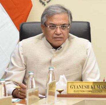 TARUNspeakss's tweet photo. Less known facts about CEC, Gyanesh Kumar Gupta:

- Served under Amit Shah in MHA
- key role in 370 abrogation 
- Instrumental in RamJanambhoomi Trust
- Oversaw Ram Mandir construction 
- Daughter is Noida's DM
- Son-in-law is Saharanpur DM
- Younger Daughter is IRS, Srinagar 
- Younger Son-in-Law is DM, Srinagar.