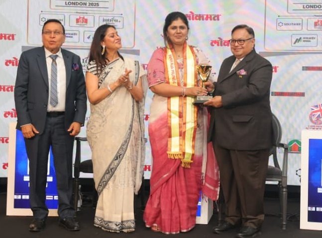 DrPritamMunde's tweet photo. लोकमत वृतपत्र समुहाच्या वतीने आपल्या नेत्या, राज्याच्या पर्यावरण, पशूसंवर्धन तथा वातावरणीय बदल मंत्री ना. @Pankajamunde ताईसाहेब यांना लंडन येथे ’कोहिनुर ऑफ इंडिया' या पुरस्काराने सन्मानित करण्यात आले आहे. मा. पंकजाताईंचे या गौरवासाठी मनःपूर्वक अभिनंदन!

‘सत्ता हे सेवेचे साधन' मानून समाजातील गरजू, वंचित आणि निराधारांची मदत करण्याचा वारसा आपल्याला लाभला आहे, सेवेच्या या ठेव्याला सार्थ ठरवत ना. पंकजाताई मुंडे यांनी राज्याच्या मंत्री म्हणून केलेल्या उल्लेखनीय कार्यासाठी हा पुरस्कार मिळणे त्यांच्या परिश्रम आणि कर्तृत्वाची साक्ष देणारा आहे.

आपण आपल्या कार्य, कर्तृत्व आणि नेतृत्व गुणांतून राज्याच्या विकासात बहुमूल्य योगदान दिले आहे, ही परिक्रमा यापुढेही निरंतर सुरु राहील आणि आपले नेतृत्व नित नवे आयाम स्थापित करत राहील या विश्वासासह आपले पुनःश्च अभिनंदन पंकजाताई!

#PankajaMunde #KohinoorOfIndia