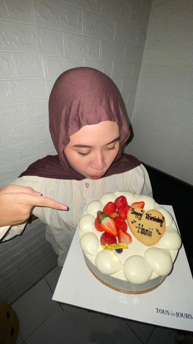 skiessssblue's tweet photo. sooo00O pretty 🍓🍓🍓🤍 https://t.co/ZtPvPGIfXJ