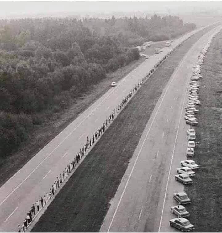 18. El 23 de agosto de 1989, alrededor de dos millones de personas de Letonia, Estonia y Lituania formaron una cadena humana de 600 km de largo que unió a los tres paises para mostrar al mundo su deseo de abandonar la Unión Sovietica y el comunismo.