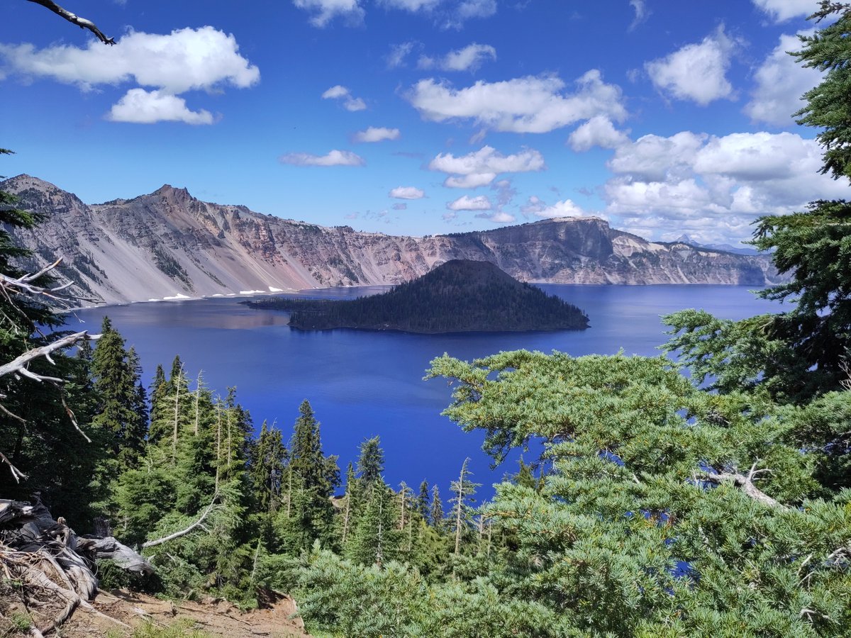 Une_miniature's tweet photo. Un petit volcan dans un grand volcan.
Le grand, plein d'eau fait 8 kms sur 10.
Un vrai p'tit #LacPavin. https://t.co/mEQ5KasCXY