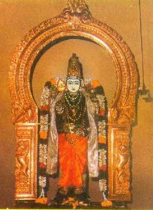 KalaForTemples's tweet photo. Imagine a place where Lava and Kusha once stood boldly against Lord Rama, and where Murugan is seen in a rare form as Valli Manalar, tenderly holding Valli's hand. 

A unique feature of this temple is the Maragatha Mayil (Peacock), the Vahanam of Lord Murugan, made of Maragatham (green stone). 

Arunagirinathar is seen just near the sanctum facing Lord Murugan in this temple. 

Keep reading to know about this temple 👇 1/3