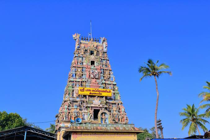KalaForTemples's tweet photo. Here, Lord Murugan is worshipped as Śrī Balasubramanyar. The festival idol shows Him as Valli Manalar (in wedding posture with Valli), a unique form called Valli Kalyāna Sundarar. Devotees believe worshipping here removes obstacles to marriage, blesses family harmony, and even helps those wishing to buy or build a house. Saint Arunagirinathar visited this temple and sang Thiruppugazh hymns here, adding to its divine glory. 

It is believed that people visiting continuously for 6 weeks get their wishes fulfilled. 

3/3

Pic/video credit: to the respective owners