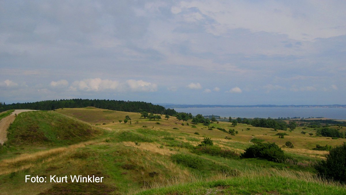 I de vestlige egne kommer der perioder med nogen eller en del sol, mens resten af landet får mere solskin. 
I Vest- og Sønderjylland kommer temperaturen næppe over 20 grader, mens resten af er det kun stedvis i Østjylland og Østsjælland at vi får op mod 25 grader.