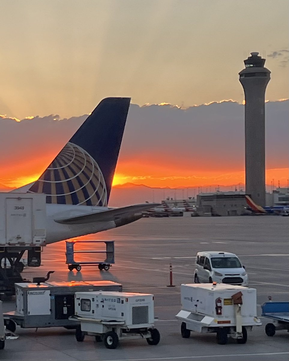 Thanks <a href="/united/">United Airlines</a> for a stunning ride home <a href="/HDNCo/">YVRA-HDN</a> <a href="/DenverAirportW/">Denver Airport</a> <a href="/Colorado/">Visit Colorado</a>
