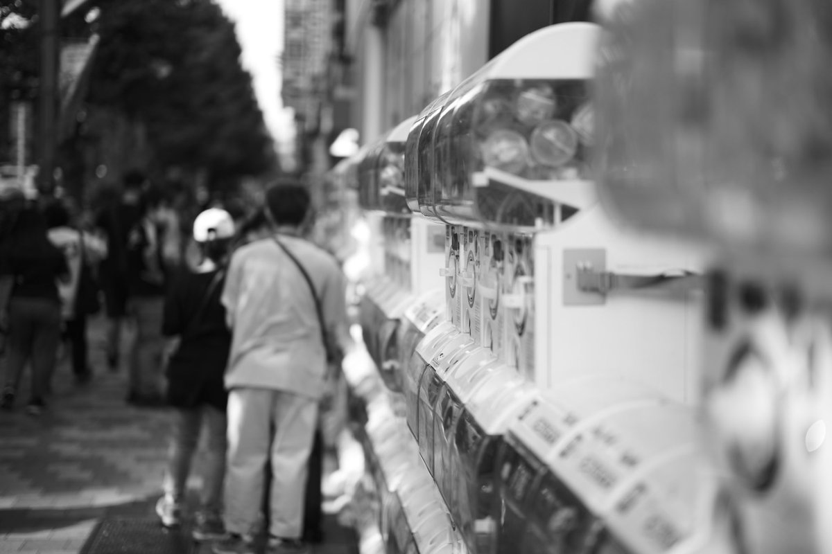 Seigi_Takakuwa's tweet image. 「ずらりと並ぶカプセルトイ。日本の街角にしかない、独特の風景。」

“Rows of capsule toy machines—a unique street scene found only in Japan.”

#カプセルトイ #CapsuleToy #日本文化 #JapaneseCulture #StreetPhotography