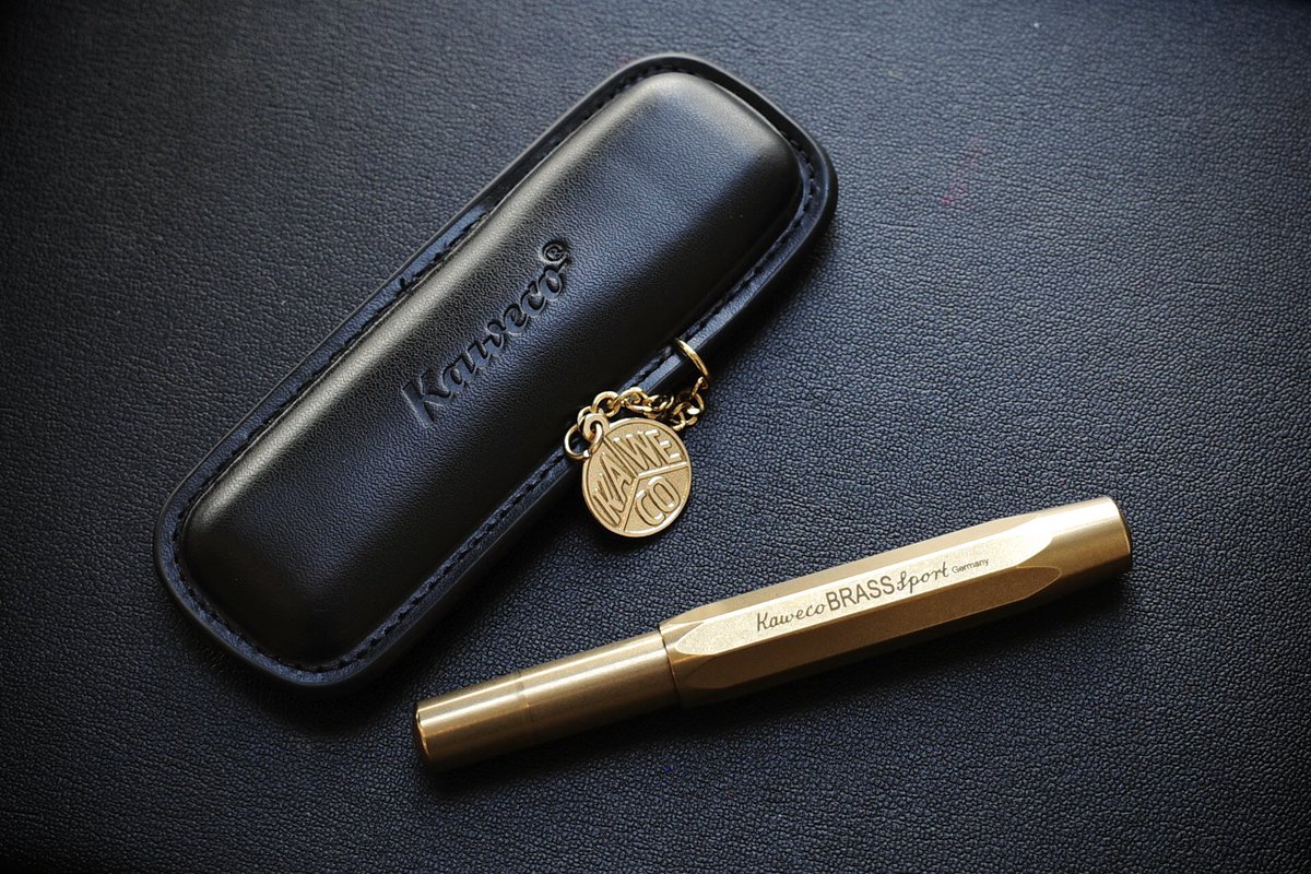 最高級真鍮軸の万年筆Kaweco/カヴェコ「ブラススポーツ(¥14300)」収納時105㎜のサイズ見本。一般的な筆記具と大体おなじ長さのKaweco「パケオ(クリア軸)」収納時138㎜との比較です。

通常のペンシースだと本体が埋もれてしまうので、おなじショートサイズの専用ペンシース(¥3630)も展開されています。