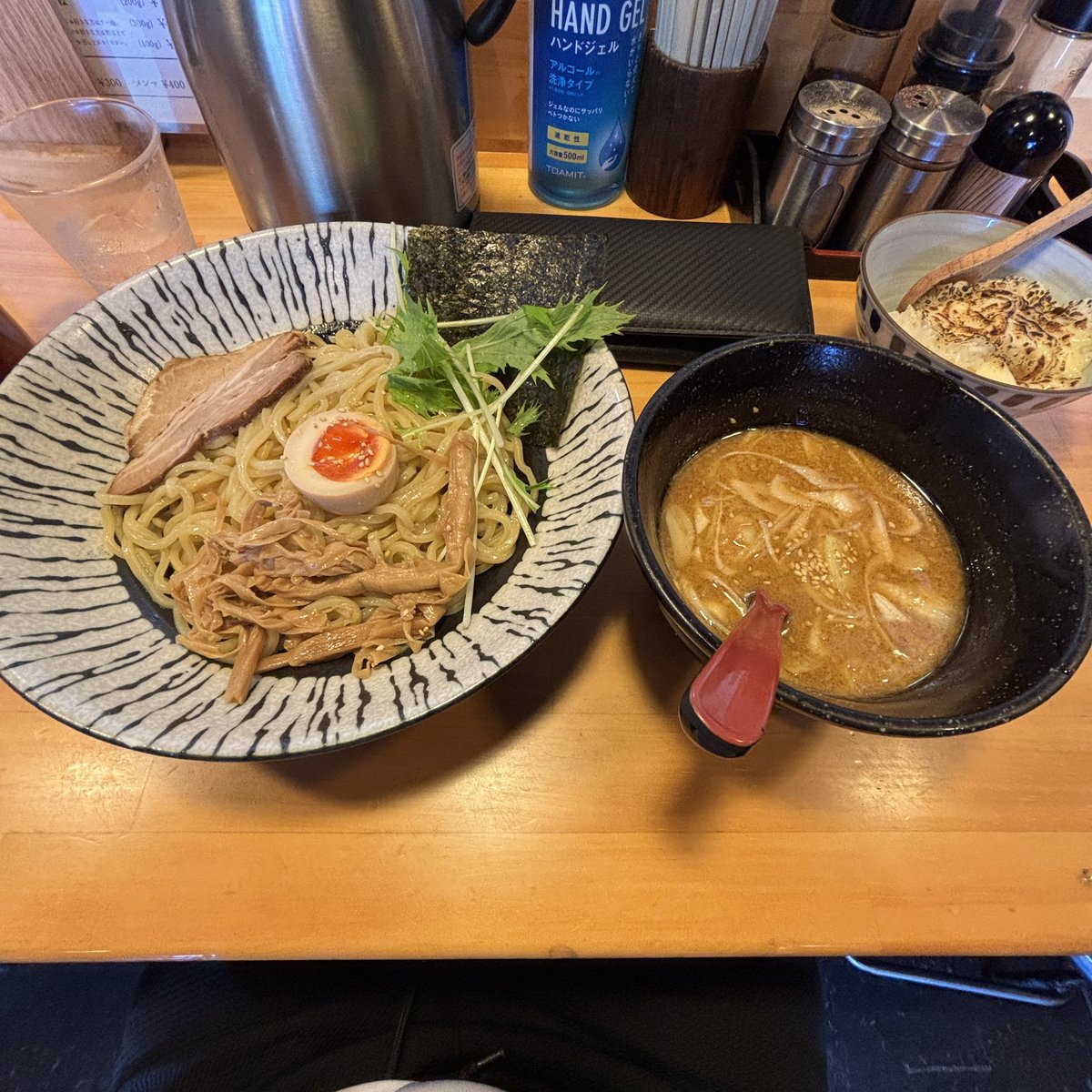 本日のラーメンは東京都足立区の壱蔵さん『味噌つけめん』

デフォルトで付いてくる焼きチーズ雑炊の焦げ目が香ばしくて美味しい

雑炊用のためかつけ汁は塩味強めなので、あらかじめスープ割りまで用意してくれている

200gにしたけど300gでも余裕でした