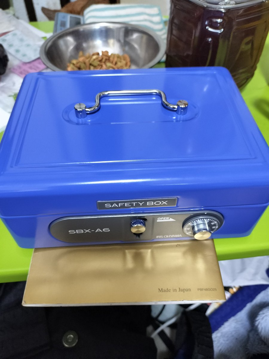 Code_Blue2021's tweet image. 久しぶりの投稿です。
写真は9/19の西川口Galaxy様以降でのCROSS COLORSで物販で活躍する金庫さんですが、さらに、決済会社の変更で一時利用できなかったカード決済のタッチ決済が利用できます。コード決済については申し訳ございませんが利用できません。ご了承ください。