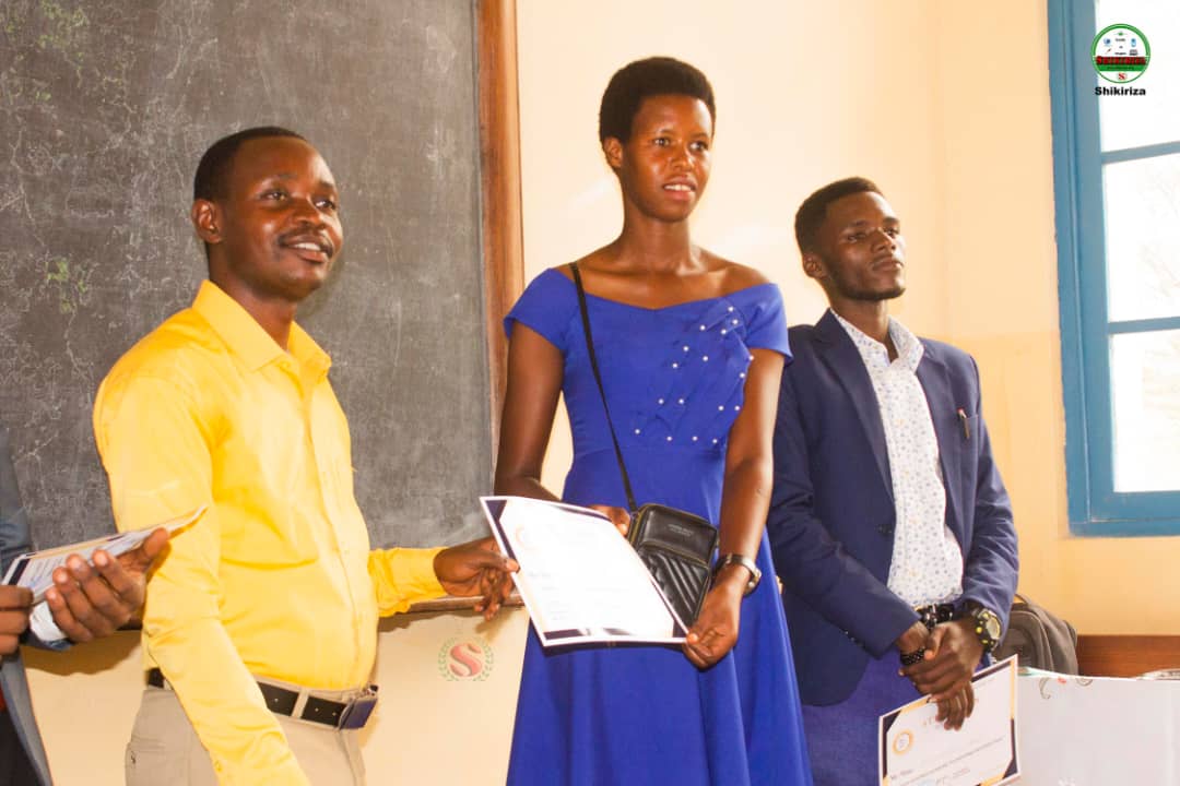 ShikirizaB's tweet photo. #Bujumbura: L’Association #JFPLF a certifié 14 jeunes de la 8ème cohorte formés à « l’expression en français sans peur ».

Cette formation de 3 mois vise à aider les jeunes à vaincre la timidité et maîtriser l’art oratoire en Français.
#Shikiriza #TestifyToInspire #Burundi https://t.co/aLq9ow5Zsk