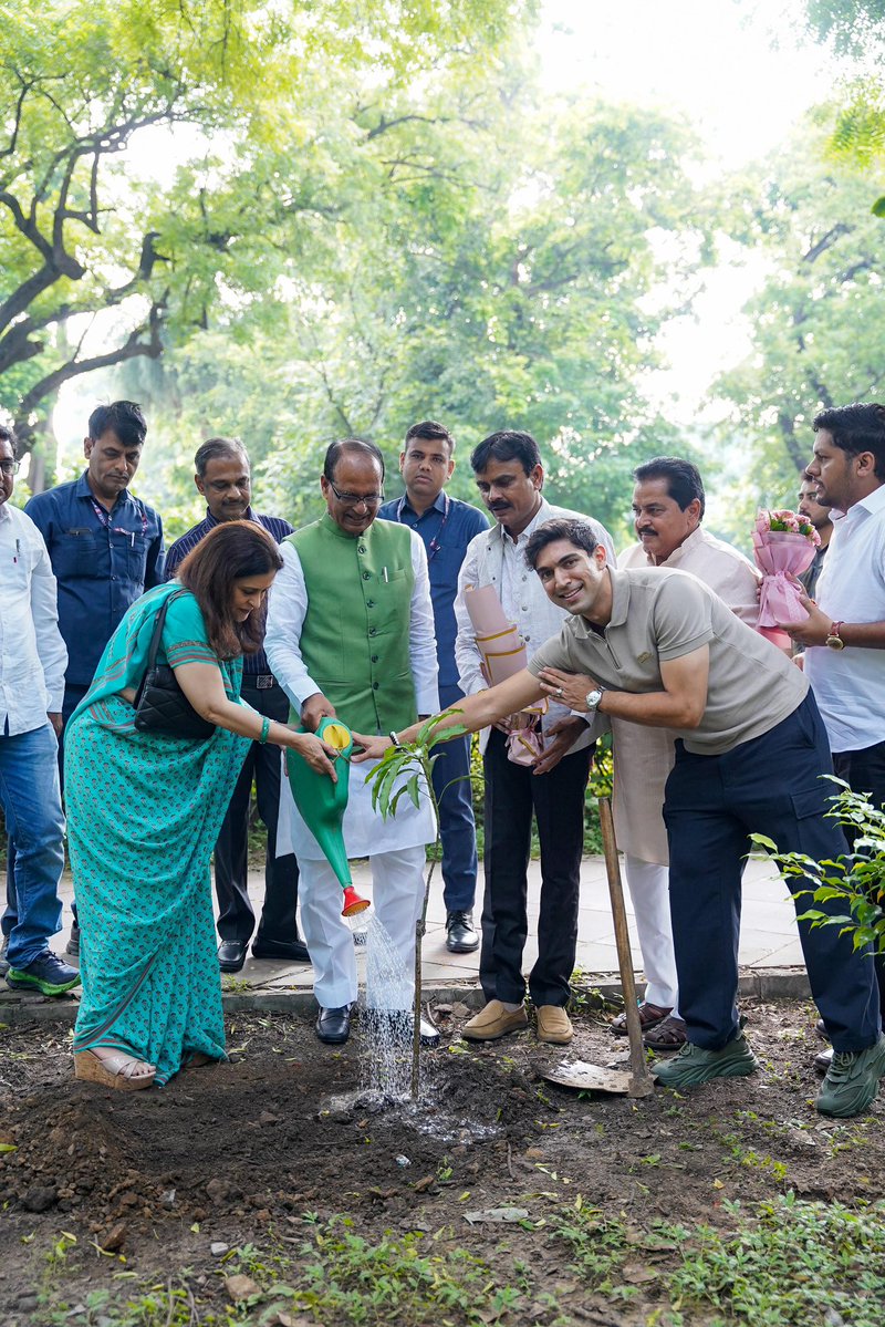 Shivraj Singh Chouhan (@chouhanshivraj) on Twitter photo प्रतिदिन पौधरोपण के संकल्प के क्रम में आज नई दिल्ली में पौधा रोपा।
आज विश्व फोटोग्राफी दिवस भी है। इस अवसर पर वाइल्डलाइफ़ फोटोग्राफ़र <a href="/latikanath/">Latika Nath</a> जी एवं @suyashkeshari जी ने भी साथ में पौधा लगाया।
आप भी अधिक से अधिक पौधे लगाएँ। पौधे लगाने से धरती हरी-भरी होगी और और भी ज़्यादा प्रतिदिन पौधरोपण के संकल्प के क्रम में आज नई दिल्ली में पौधा रोपा।
आज विश्व फोटोग्राफी दिवस भी है। इस अवसर पर वाइल्डलाइफ़ फोटोग्राफ़र <a href="/latikanath/">Latika Nath</a> जी एवं @suyashkeshari जी ने भी साथ में पौधा लगाया।
आप भी अधिक से अधिक पौधे लगाएँ। पौधे लगाने से धरती हरी-भरी होगी और और भी ज़्यादा