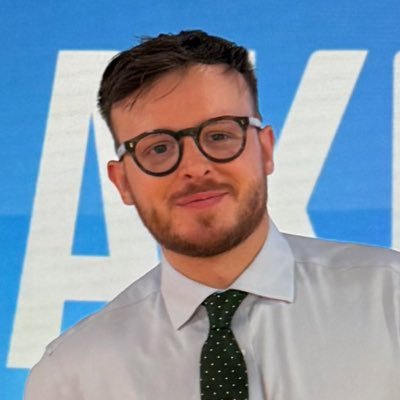 MrsCR1ghtW1ng's tweet photo. .@GBNEWS This vile person @benjaminbutter needs to be got rid of for his disgusting attack on @LeoKearse 🤬 #hairgate
SHARE PLEASE PEOPLE 🇬🇧 https://t.co/4nLQw8WIrO
