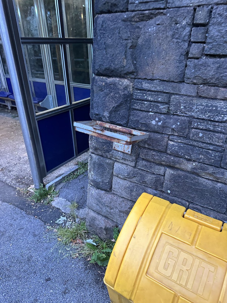 tomtwem's tweet photo. @northernassist Good morning 🌅 just a quick one, there’s no bins at NMC (New Mills Central)! Could a job be put in for some bin bags please 🙏 thank you v much 😎‼️ https://t.co/RXWYMO8EwJ