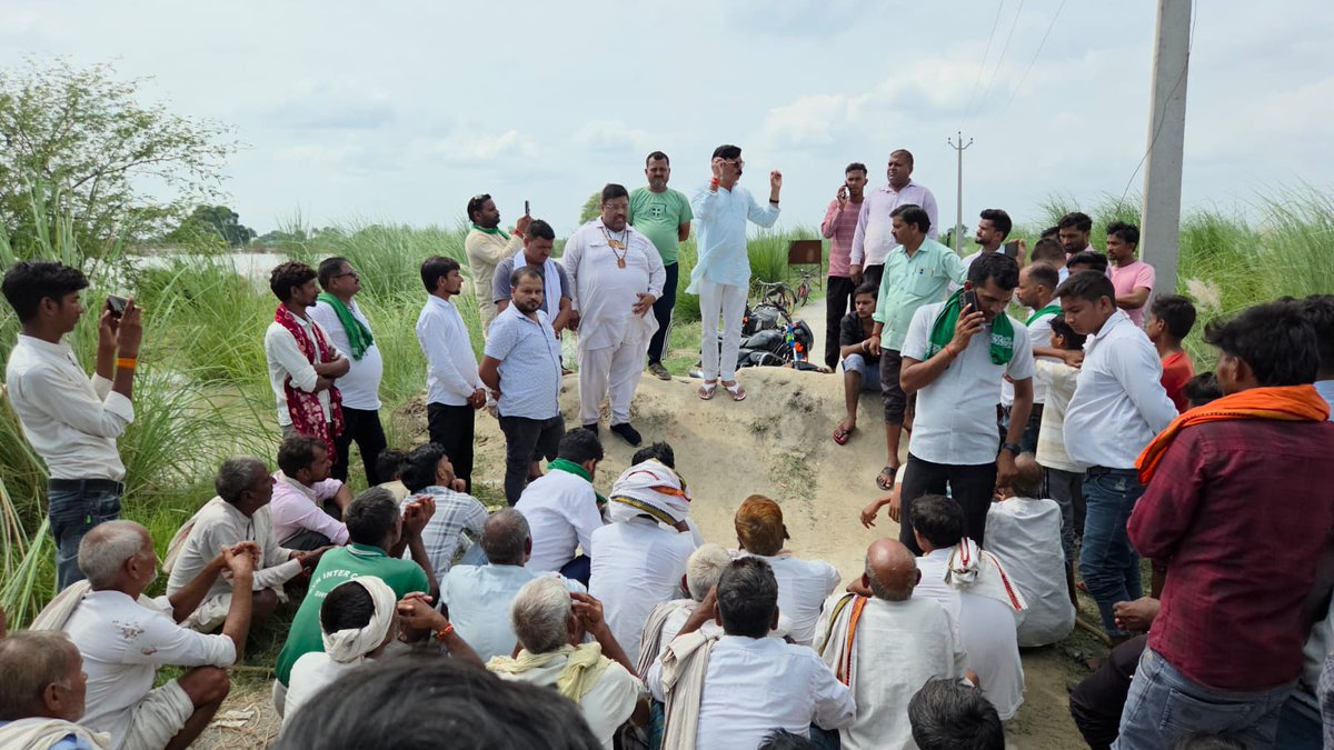 ksjbkus's tweet photo. कासगंज में राष्ट्रीय अध्यक्ष माननीय कुलदीप पाण्डेय जी ने जल भराव कटान बाढ़ग्रस्त प्रभावित क्षेत्रों का  भ्रमण कर प्रभावित किसानो से जाना प्रशासनिक सहायता और प्रबंधन की हकीकत, जलभराव कटान के बाढ प्रबंधन के नाम करोड़ गोल माल ,  @myogiadityanath @CMOfficeUP @UPGovt @DmKasganj https://t.co/cQ5bFCULNA