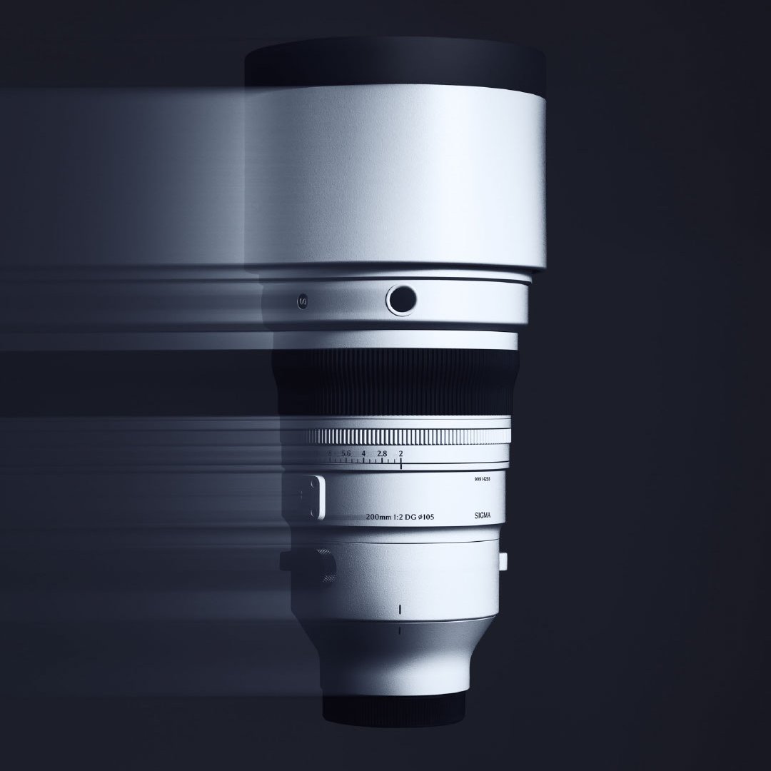 Sigma_Japan's tweet photo. 【NEW: Sigma 200mm F2 DG OS | Sports 】
世界初*1のフルサイズミラーレス対応200mm F2を実現した望遠単焦点レンズです。大きなボケと圧縮効果、そして卓越した光学性能が生み出す精緻な描写が撮影者の表現力を引き出し、唯一無二の写真・映像表現を可能にします。
ポートレートにこれ以上ない1本であり、低照度かつ被写体の動きが激しい室内競技の撮影にも最適です。リニアモーターHLA（High-response Linear Actuator）採用の高速AFと6.5段2の手ブレ補正効果が快適な撮影をサポート。さらに、防塵防滴構造とSportsラインならではの多彩な機能と堅牢な設計により、あらゆる環境での撮影に対応します。

※1 フルサイズミラーレスカメラ用交換レンズとして（2025年8月現在 当社調べ）。
※2 CIPA準拠による（35mmフルサイズカメラを使用し、焦点距離200mmにて測定）。

価格：オープンプライス
マウント：L マウント用、ソニー E マウント用

付属品：レンズフード（LH1139-01）、フロントキャップ（LCF-105 IV）、リアキャップ（LCR III）、ポーチ、三脚座（TS-171）、ショルダーストタップ

発売日：2025年9月4日（木）

※ 製品の外観、仕様などは変更することがあります。
※ Lマウントはライカカメラ社の登録商標です。
※ ソニー Eマウント用は、ソニー株式会社とのライセンス契約の下でライセンスを受けたEマウント仕様書に基づ
き開発・製造・販売されています。