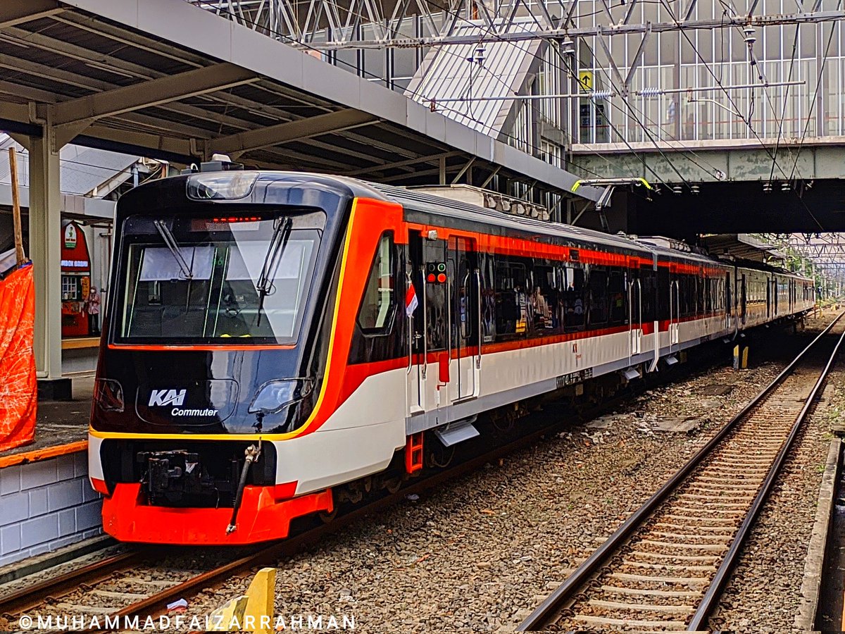 yoasobiloved's tweet photo. 異なる塗装のEA203電気鉄道車両を探しています。通常、EA203は青とオレンジのストライプが入った白い塗装を使用していますが、このTSは赤と黄色のストライプが入った白と黒の塗装をしています
•
EA203系
•
#fotosepur #krlinka #ptinka #kaibandara https://t.co/g8ZCi8CqBN