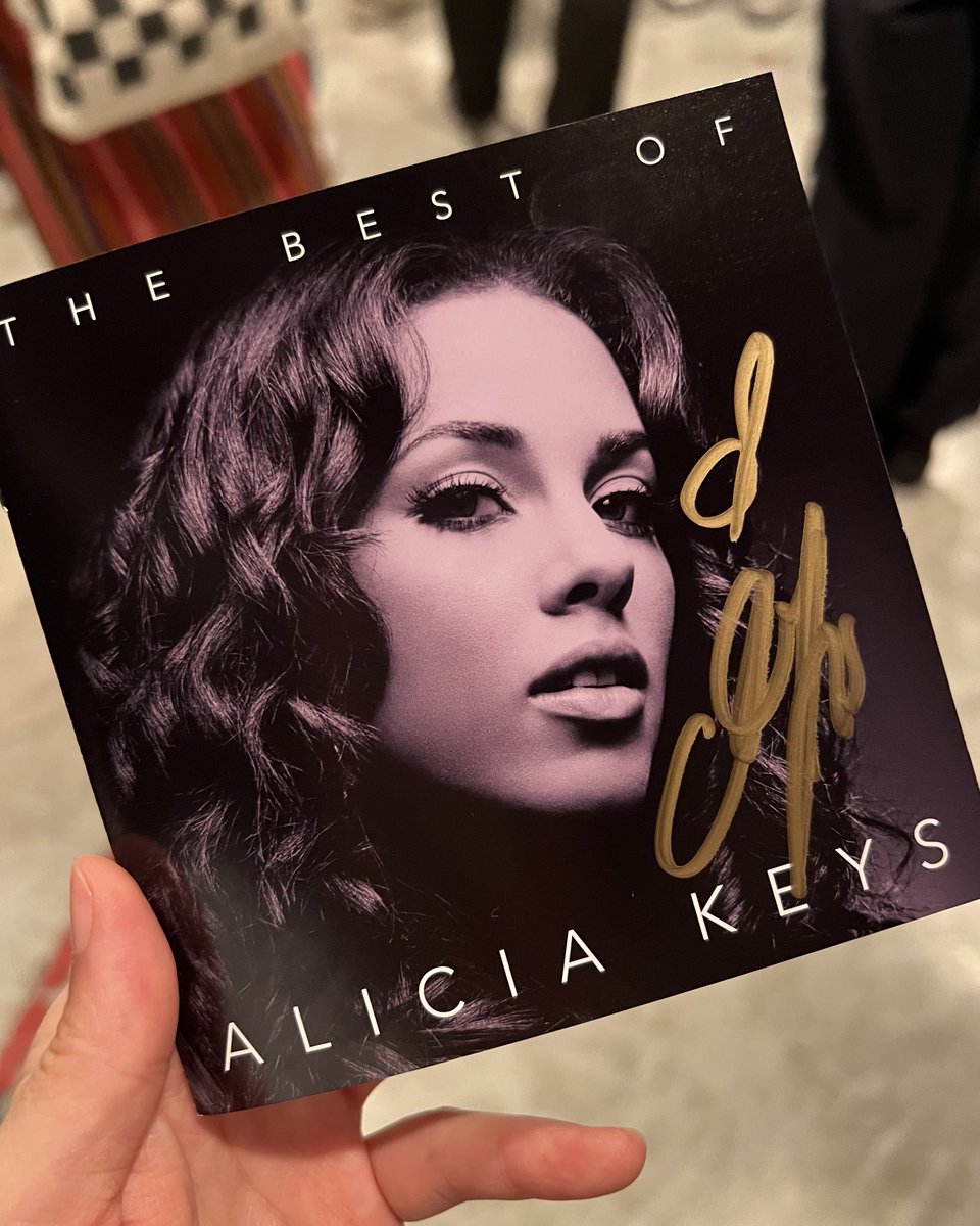 無事にサインもらえて胸がいっぱい😭 デビュー当時からずっと憧れのアリシア…きらきらした瞳で目を見て話を聞いてくれた…月並みなことしか言えなかったけど言いたいことだけは言えた！さらに今夜もライブが観れるなんてなんて贅沢な1日なんだ…！！