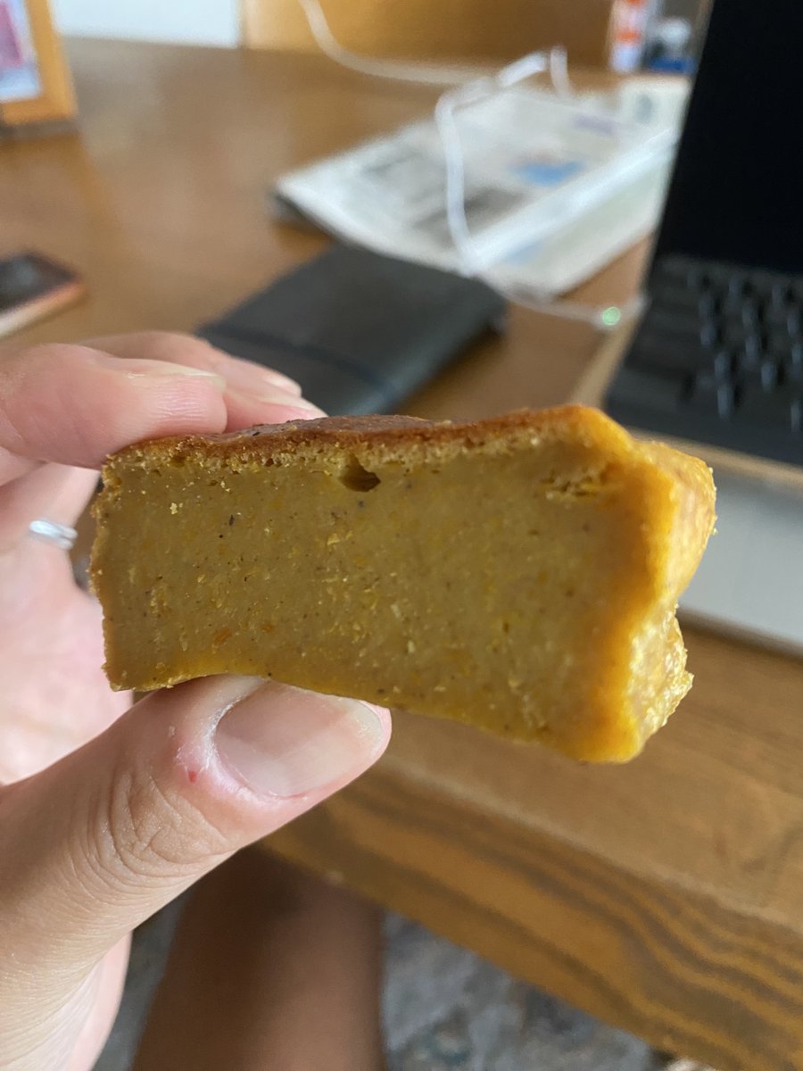 キャロットケーキのレシピを見ながら混ぜたり焼いて出来上がったほんのり甘くてシナモン香る食べ物