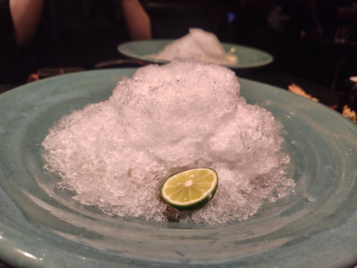 暑すぎたので今日はうどんに氷盛り盛りランチしてきました🫠
お盆明けの週の折り返し、なんとか乗り切っていきたいですね🎐
#猛暑 #暑いのでお気をつけて