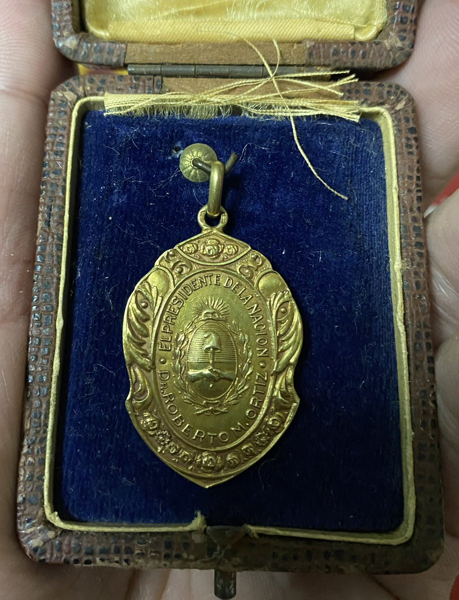 _AgustinF's tweet photo. @EsTendenciaEnX Mi abuelo fue ahijado del presidente Ortiz, año 1939. Además de estos  beneficios (educación, salud, trabajo, etc) le entregaban una cadena y medalla de oro, la cual mi abuela aún guarda (por supuesto) https://t.co/NhonWdcYKg