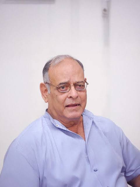 भारतीय चित्रपटसृष्टीतील ज्येष्ठ अभिनेते अच्युत पोतदार यांच्या निधनाने एक बहुआयामी व्यक्तिमत्त्व हरपले आहे. अर्थशास्त्राचे प्राध्यापक म्हणून अध्यापनाची सुरुवात, त्यानंतर सैन्यदलात उल्लेखनीय सेवा, इंडियन ऑईलमधील दीर्घकाळची नोकरी आणि त्यानंतर पूर्णवेळ कलाक्षेत्राकडे वळलेले त्यांचे