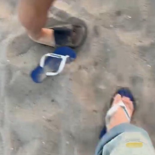 Não sabia que eu precisava de uma nova Havaianas, até o Jungkook aparecer com uma 

Achei aqui: s.shopee.com.br/2LOEFXQNqk
