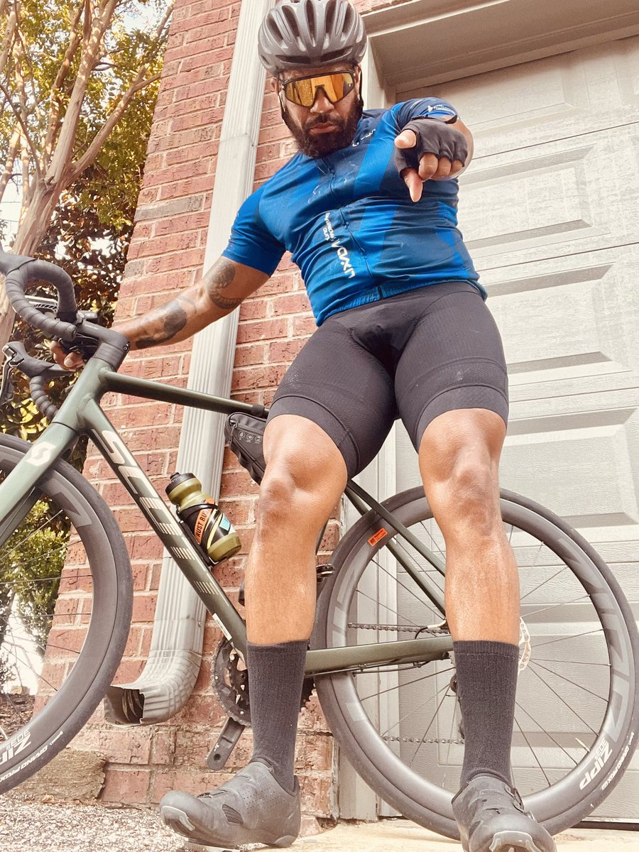 DavinClemons's tweet photo. My first bike 🚲 ride after vacation was rough—starting at 4 PM with what felt like 175° outside—and I’ve got some extra weight to work off after eating 3 meals a day in Aruba 🇦🇼. Now it’s back to the grind and my regular schedule of workout 🏋️‍♀️ events! #Memphis 
#IamUnleashed https://t.co/BeFhXY6bj3