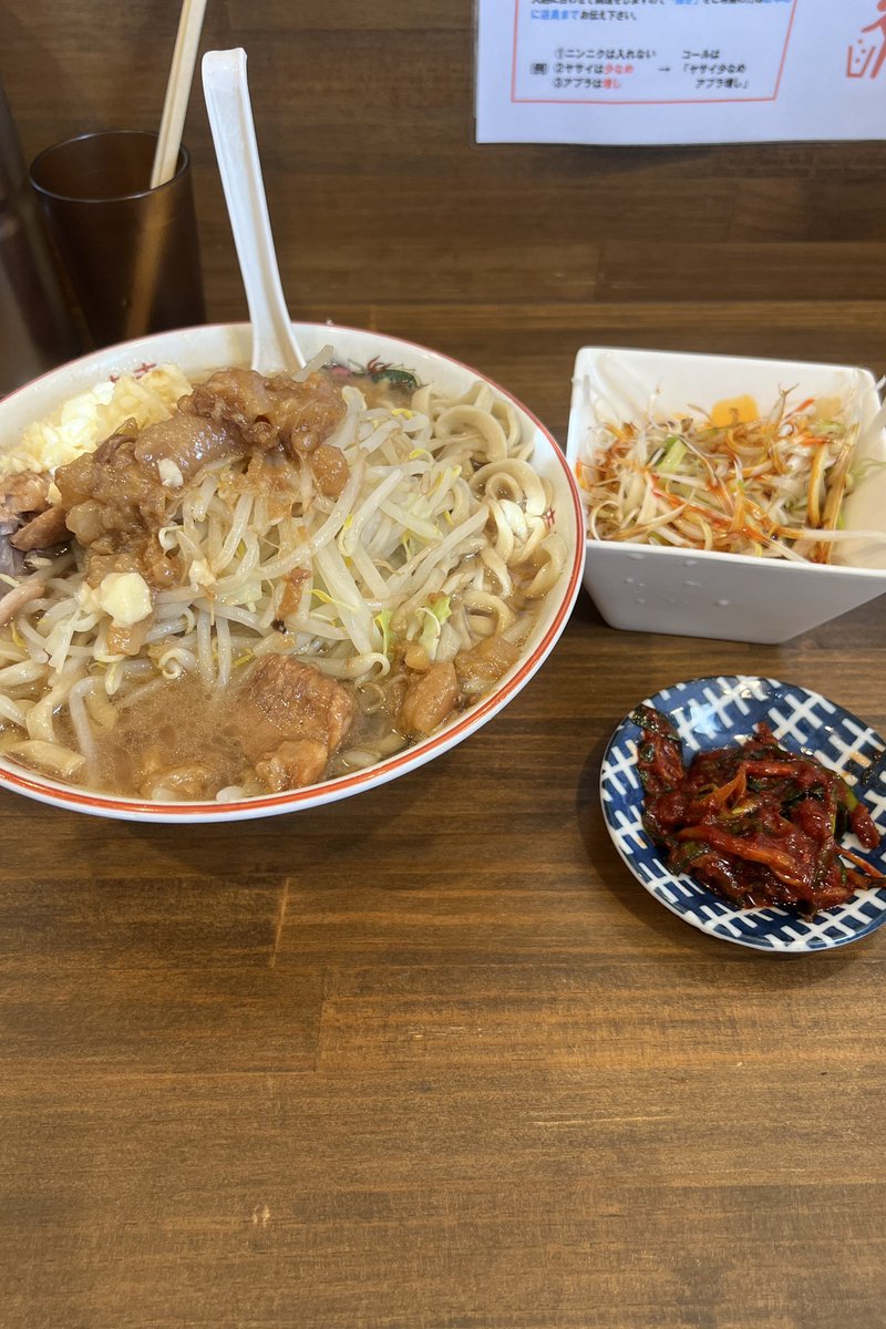 Letstry2525WR's tweet photo. 男気らーめんアカギ
ラーメン　ニンニク増しアブラ多め
ニラキムチ、辛ネギトッピング

初訪問！曜日と時間帯もあってか待ちなしで着席。麺とアブラが好みでめちゃくちゃ美味しかった！
家から距離があるんでまた来れるかわからないけど次は汁なしいってみたい！ https://t.co/4T13VQoKv4