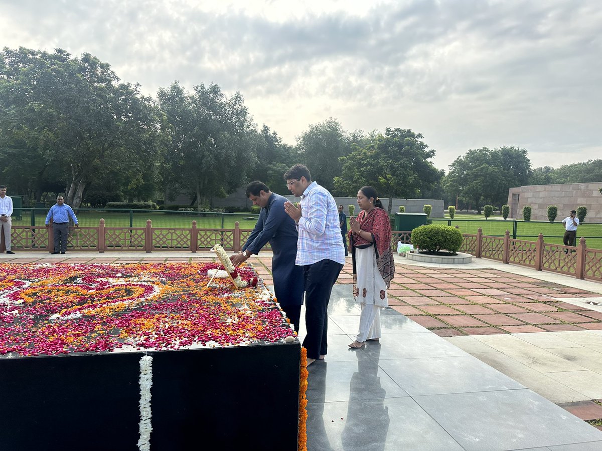 adikarta_indian's tweet image. आज भारत के पूर्व राष्ट्रपति एवं मेरे परनाना डॉ. शंकर दयाल शर्मा जी की जयंती पर उन्हें श्रद्धांजलि अर्पित की। उनका समर्पण और कठिन परिश्रम हमें सदैव राष्ट्र सेवा के लिए प्रेरित करता है।
#ShankarDayalSharma