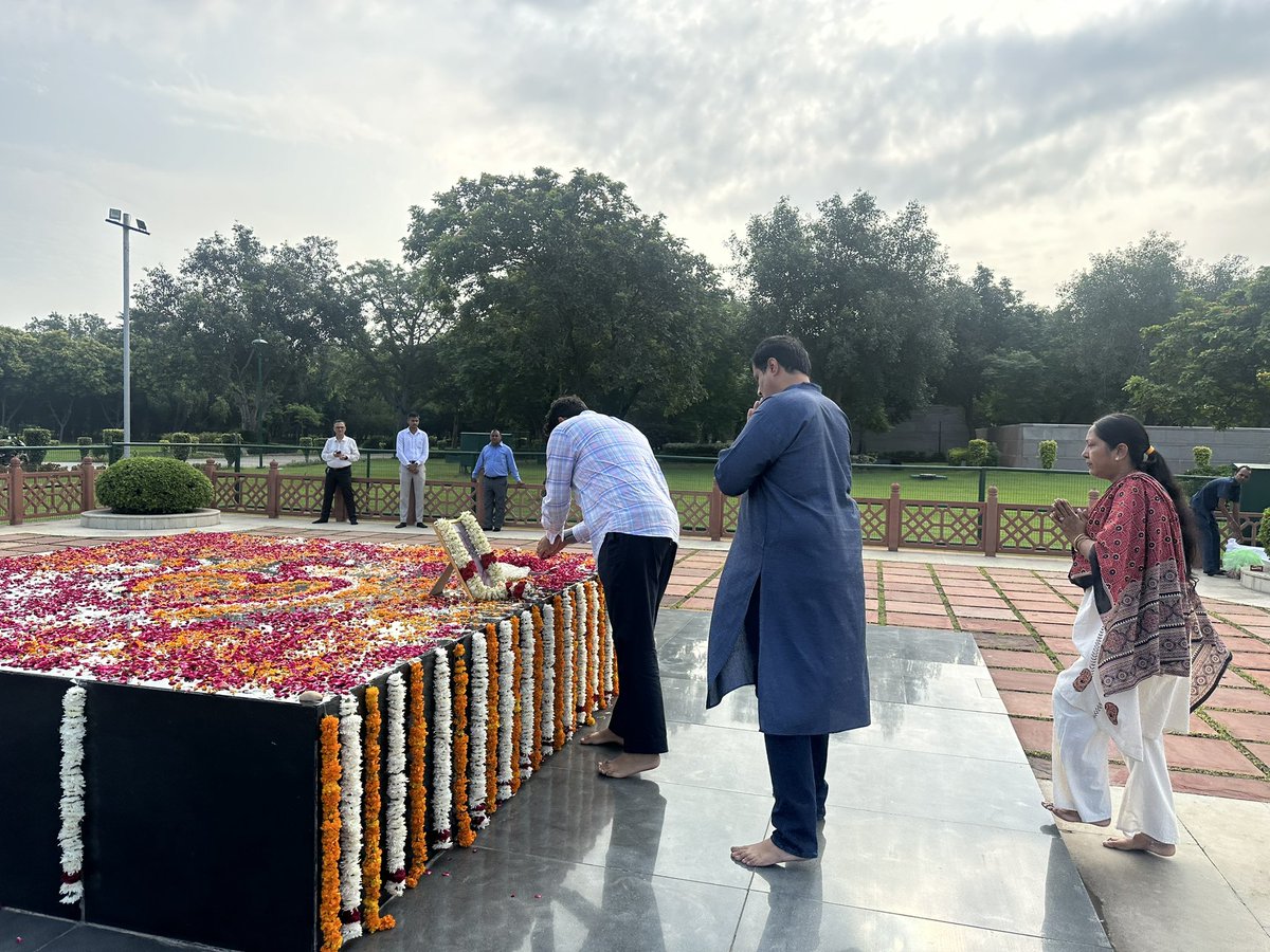 adikarta_indian's tweet image. आज भारत के पूर्व राष्ट्रपति एवं मेरे परनाना डॉ. शंकर दयाल शर्मा जी की जयंती पर उन्हें श्रद्धांजलि अर्पित की। उनका समर्पण और कठिन परिश्रम हमें सदैव राष्ट्र सेवा के लिए प्रेरित करता है।
#ShankarDayalSharma
