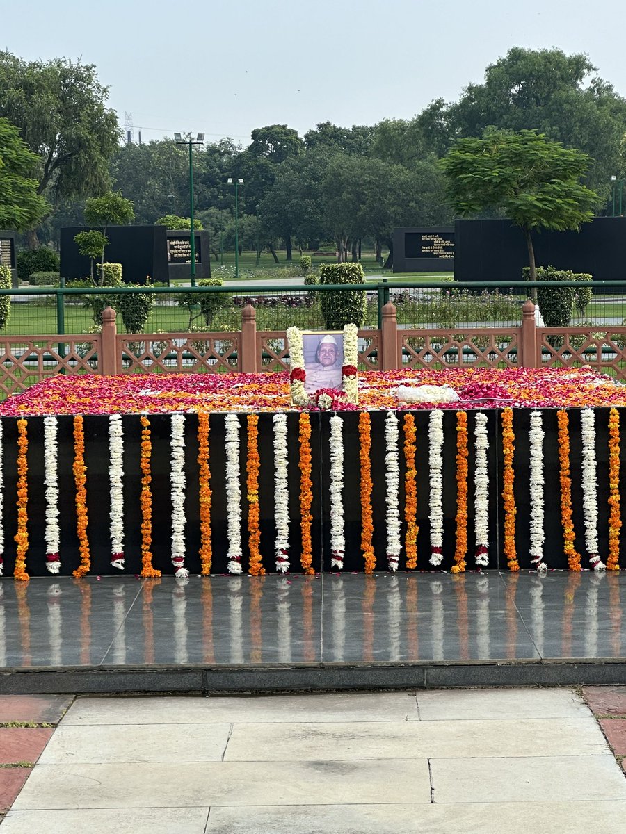 adikarta_indian's tweet image. आज भारत के पूर्व राष्ट्रपति एवं मेरे परनाना डॉ. शंकर दयाल शर्मा जी की जयंती पर उन्हें श्रद्धांजलि अर्पित की। उनका समर्पण और कठिन परिश्रम हमें सदैव राष्ट्र सेवा के लिए प्रेरित करता है।
#ShankarDayalSharma