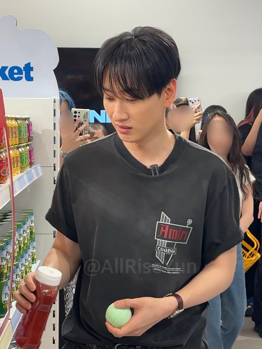 #은혁 #EUNHYUK
🐰: 우와 이거 진짜 파는 거야? 'ㄷ'
👤: 소품이에요
🐰: (쳇)