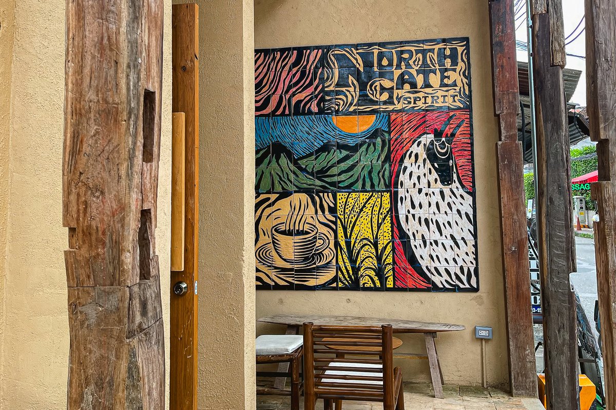 gin100_Official's tweet photo. —— ☕️ North Gate Spirit 
ร้านกาแฟเจ้าเดียวกับ บาร์แจ้สชื่อดัง แต่สาขานี้จะตั้งอยู่คนละที่ ตัวร้านกาแฟเพิ่งรีโนเวทใหม่สดๆ อยู่แถวกลางเวียง มู๊ดบ้านไม้หัวซอย เน้นเครื่องดื่ม แต่หาที่จอดยากนิดนึง #คาเฟ่เชีย��ใหม่ #อร่อยเชียงใหม่ https://t.co/NO3MoHvxl7