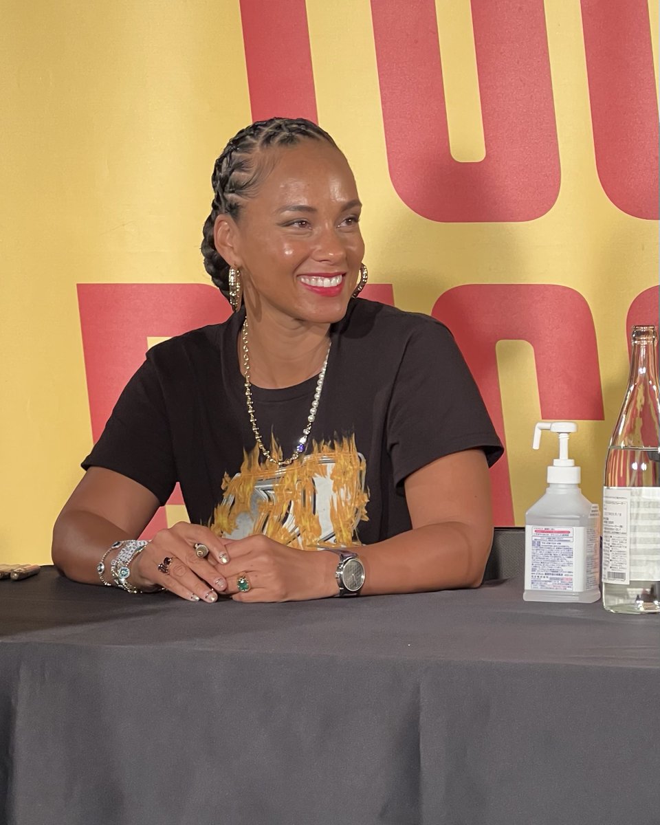 アリシア、ずっとこんな笑顔で入れ替わりで目の前に来るみんなのこと見つめてくれてた✨ 女神…！！今回は10日ほど日本に滞在してて富山や金沢、三重とかも観光したみたい お盆期間だったけど混雑は大丈夫だったんかな🥺 楽しんでくれてたらいいな…次はこんなに期間開けずにまた日本来てもらいたい！