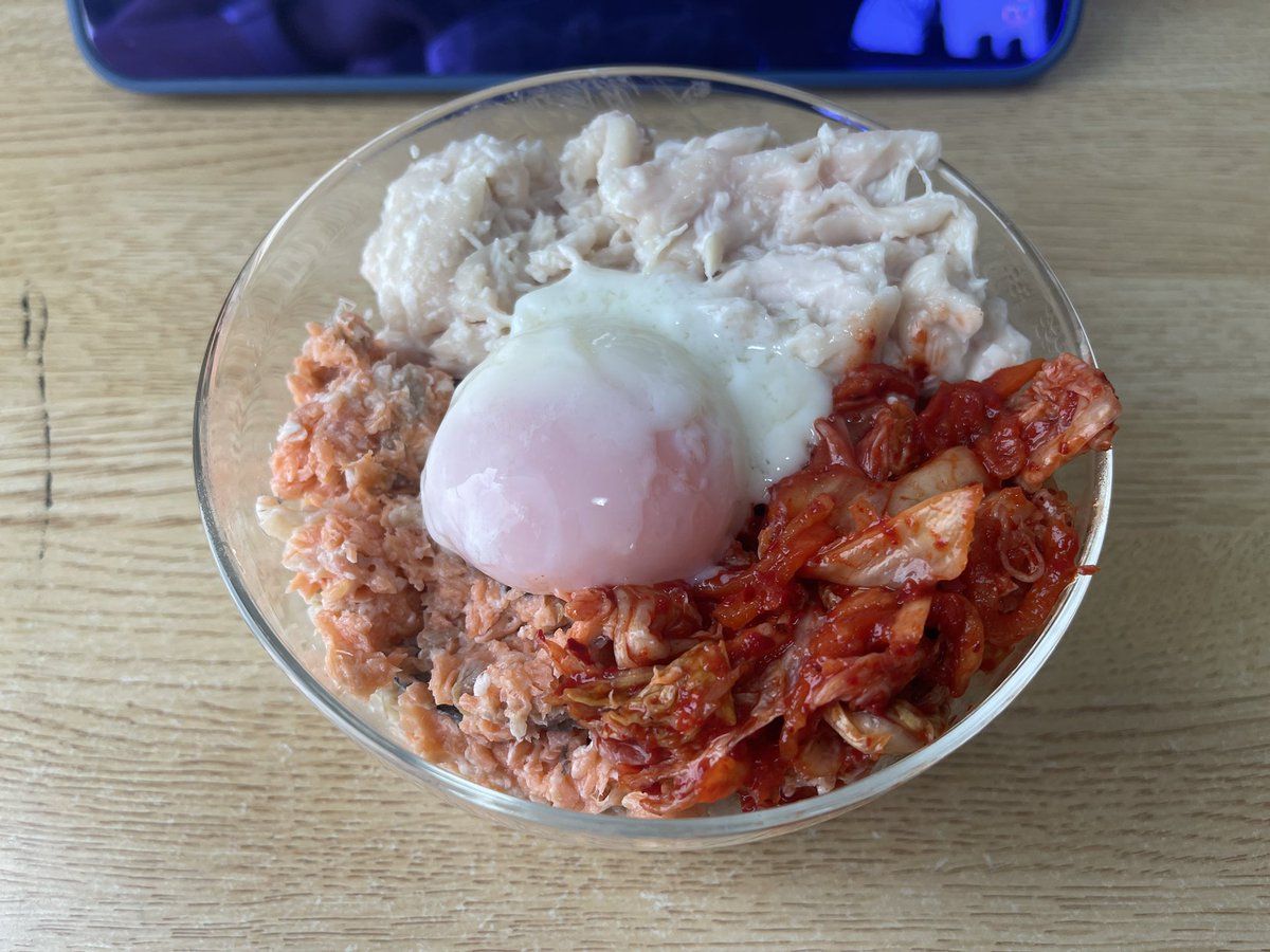 Soccer310ma's tweet photo. 今朝作ってみたら飛んだ朝食
オートミールの三色丼（低温調理した鮭と低温調理したササミと白菜キムチです） https://t.co/kTR6MAfXOQ