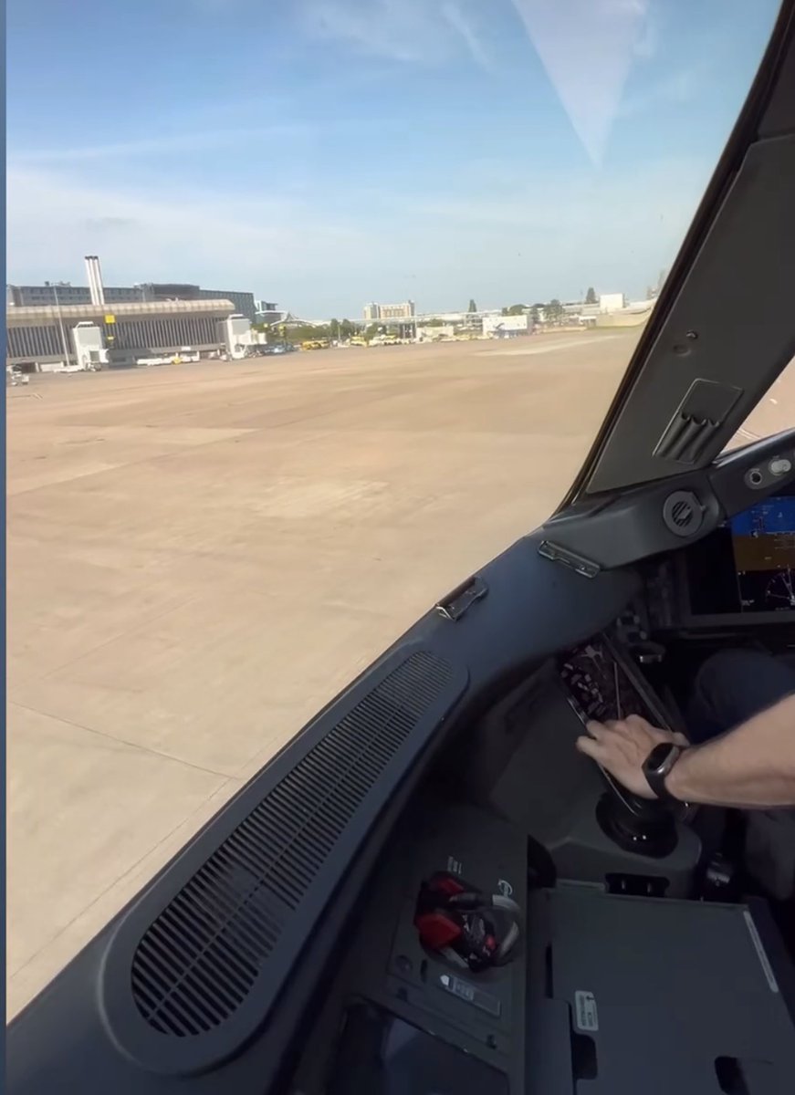 Herkese merhaba uzun bir tatilin ardından biz tekrar aşığı olduğumuz işimizin başındayız birazdan  New York /usa için kalkacağız güzel bir hafta diliyoruz 🛫🛫🛫💙💙💙💙🛫🛫🛫