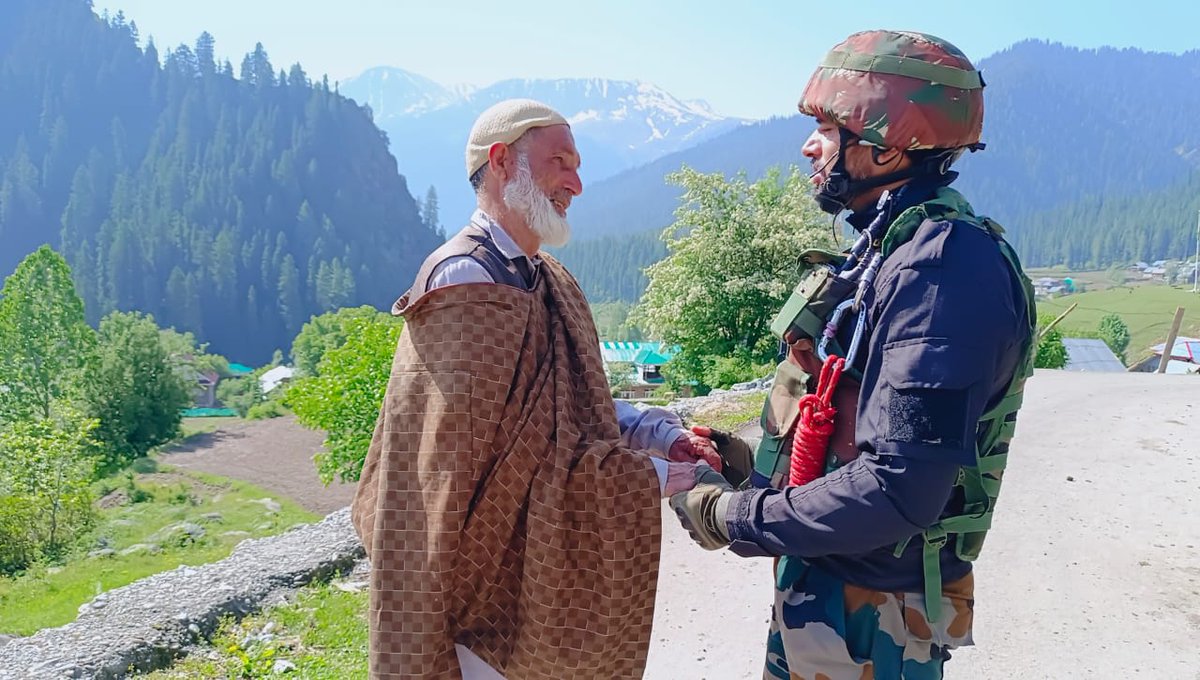 kupwarasentinel's tweet photo. #IndianArmy conducted a #Khairiyat Patrol in #Dassi & #Bagtore villages near the LC. Interacted with villagers to assess well-being, hear concerns & strengthen trust. A step towards safety, peace & strong Army–civilian bonds in border areas. https://t.co/ox8umR7MnV