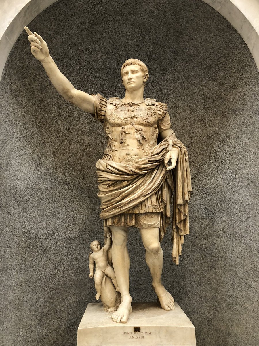 Le 19 août 14 ap. J.-C. mourait Auguste à Nola, en Campanie, dans la maison familiale où son propre père s’était éteint, 71 ans auparavant. Le premier empereur mourut à 76 ans dont l’un des récits nous est livré par Suétone. 

🧶 THREAD 1/6  ⤵️