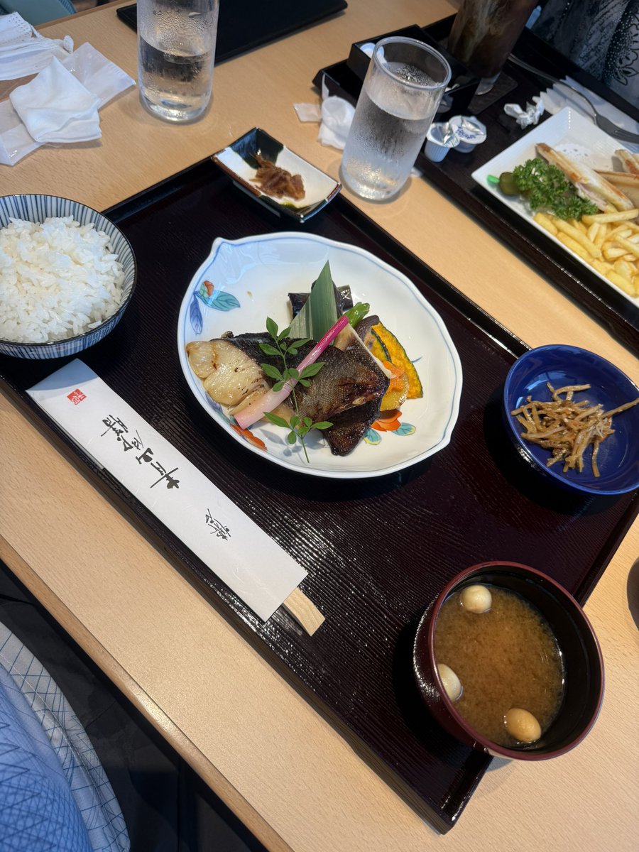 昼メシ！！
青山さんの銀鱈の西京漬け定食は
ベタですがまさに最強🤟