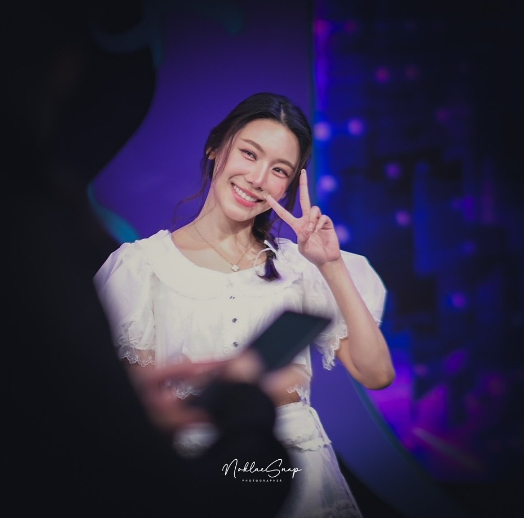 OaeypcnOfficial's tweet photo. [ 190868 ] IG : noklaesnap

คนสวยไปทำอะไรที่สตูดิโอรายการรู้หน้าไม่รู้ใครน้าาา🫣
#Oaeyponchanok 
#TeeLakRak https://t.co/RWJPMh5kjU