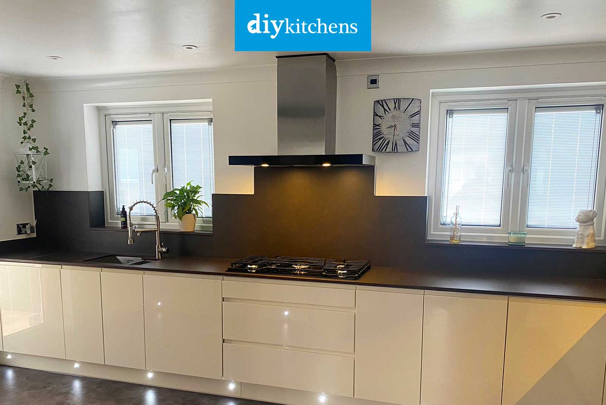 DIY_Kitchens's tweet image. 🌟 Steve from Kent shows us his completed Innova Luca Gloss Alabaster Handleless #kitchen, supplied by DIY Kitchens (Ref:4117) - bit.ly/CustomerKitche…

Visit diy-kitchens.com to see how much you could save on your dream kitchen! 

#luca #handlelesskitchens