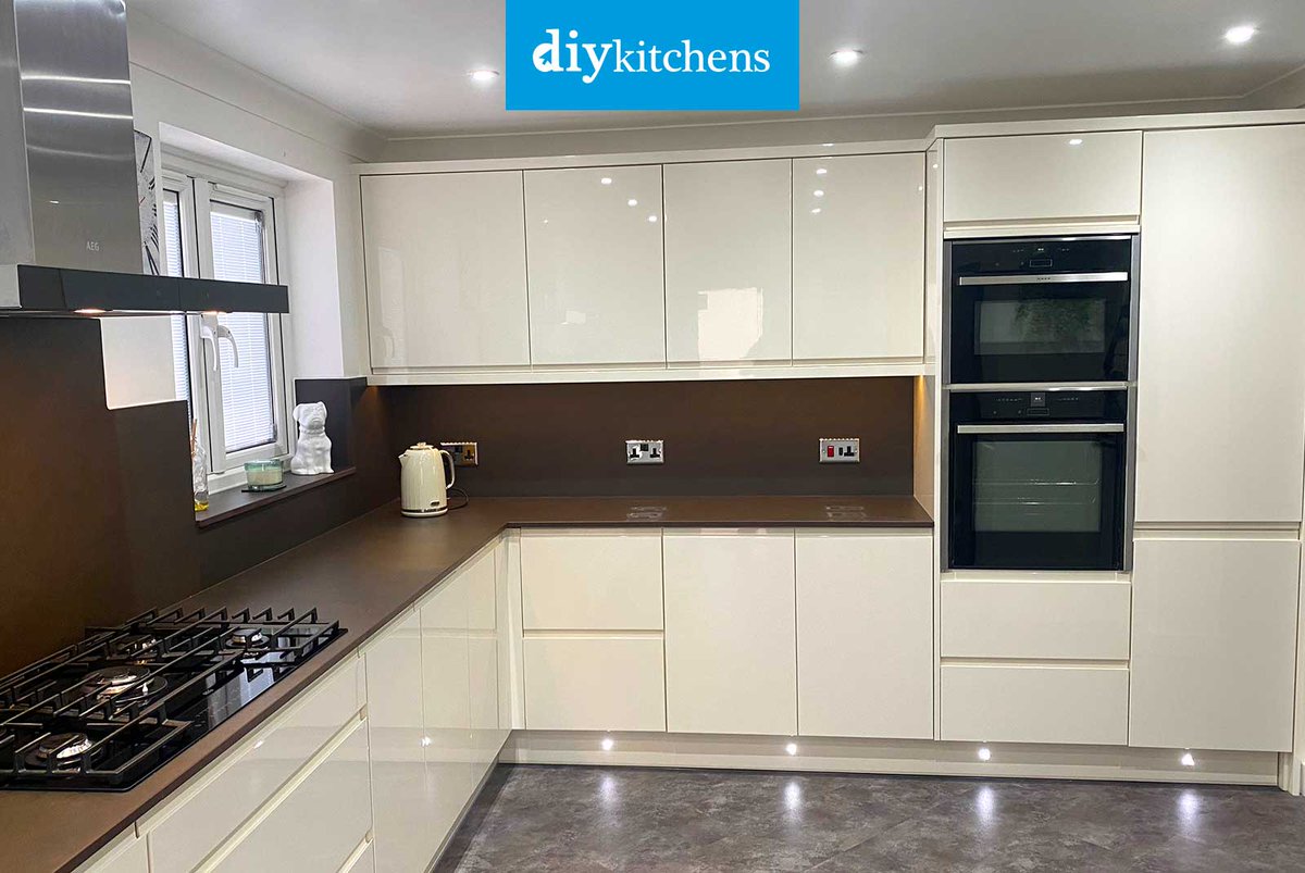DIY_Kitchens's tweet image. 🌟 Steve from Kent shows us his completed Innova Luca Gloss Alabaster Handleless #kitchen, supplied by DIY Kitchens (Ref:4117) - bit.ly/CustomerKitche…

Visit diy-kitchens.com to see how much you could save on your dream kitchen! 

#luca #handlelesskitchens