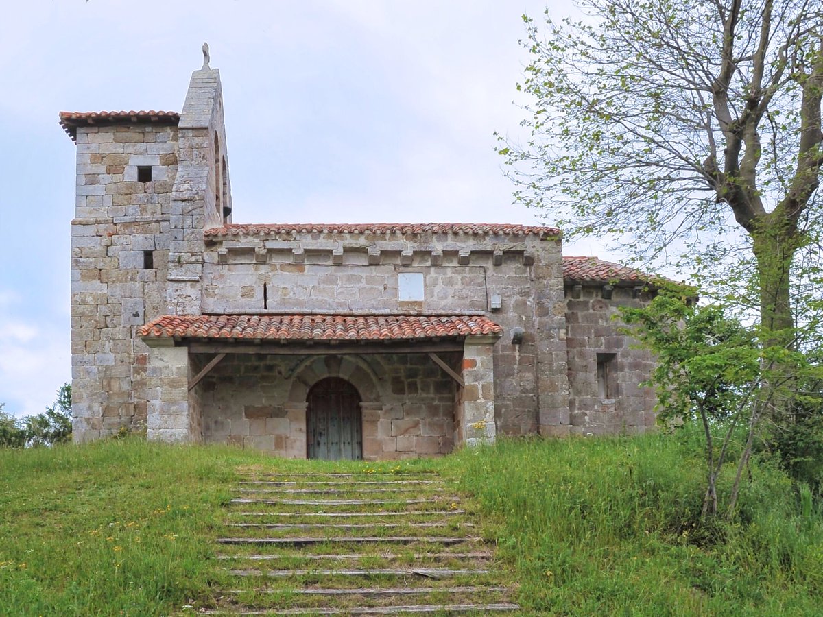 En las primeras dos fotos parecen iglesias diferentes, pero es la misma: Hablamos de la parroquia de San Vicente Mártir de San Vicente de Villamezán (Valle de Valdebezana - Burgos). 
La clave, en las imágenes 3 y 4: torre por delante, espadaña detrás 
#BuenosDias #FelizMartes