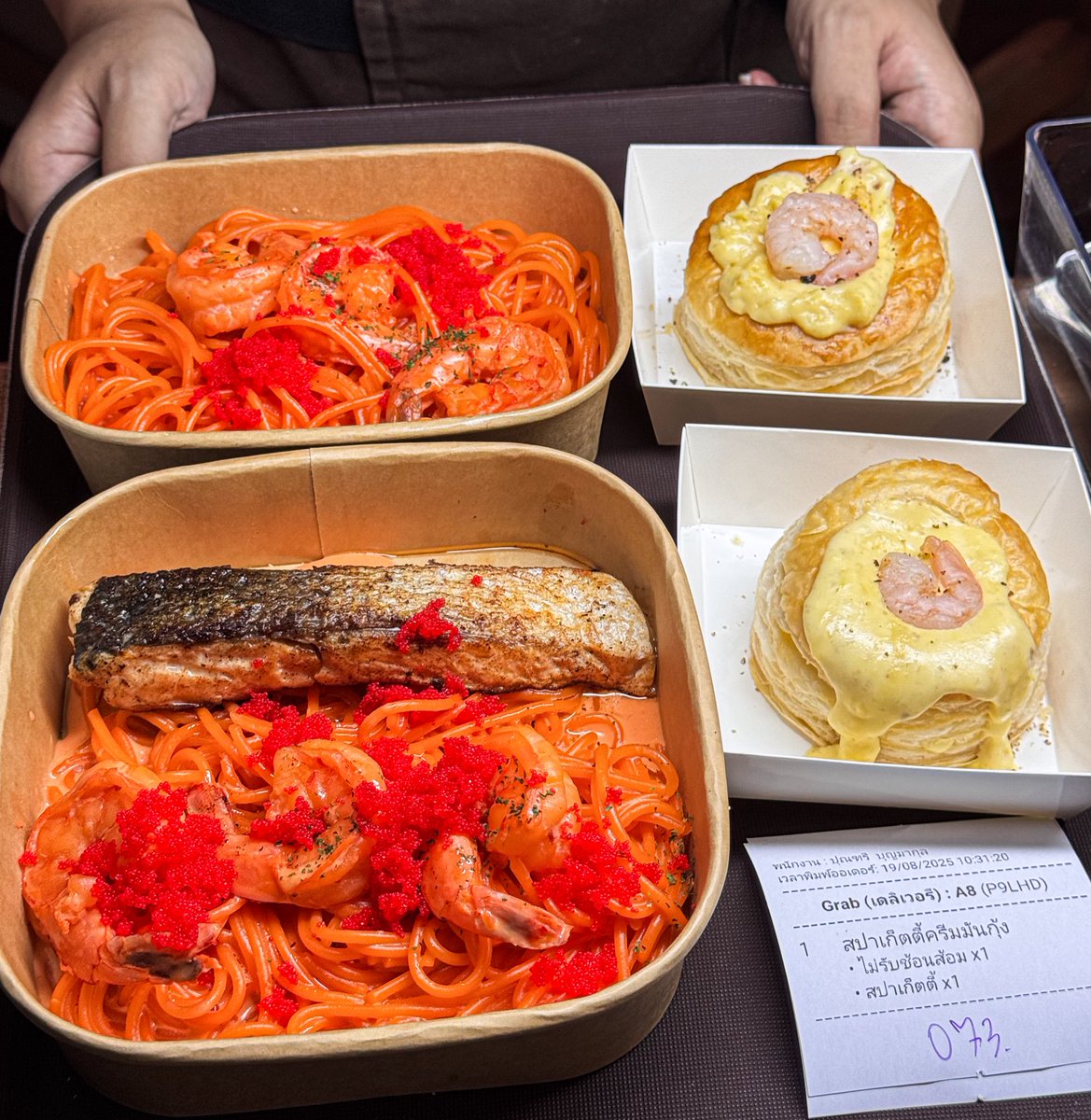 ลูกค้าสั่งไวท์ซอส แล้วขอแซลมอนซูวีย่างเนย ใส่ในสปามันกุ้งกลับบ้าน