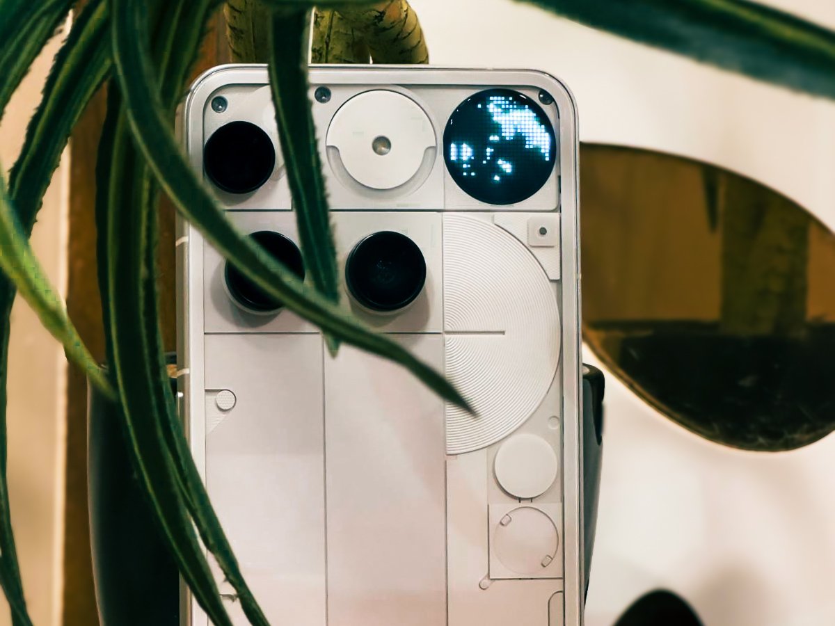 Design ◻️

This phone stands out with its bold, flashy &amp; artistic design. It’s definitely unique, though its style may not be for everyone.
It instantly draws attention in public &amp; I often found people curious enough to ask me about it.
Phone is also thick (9 mm) &amp; heavy (218 g).