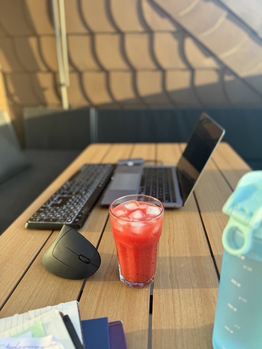 charity_darko_'s tweet image. Out of the ordinary workspace #fullstackdeveloper #workspace #HealthyHabits #lifestyle