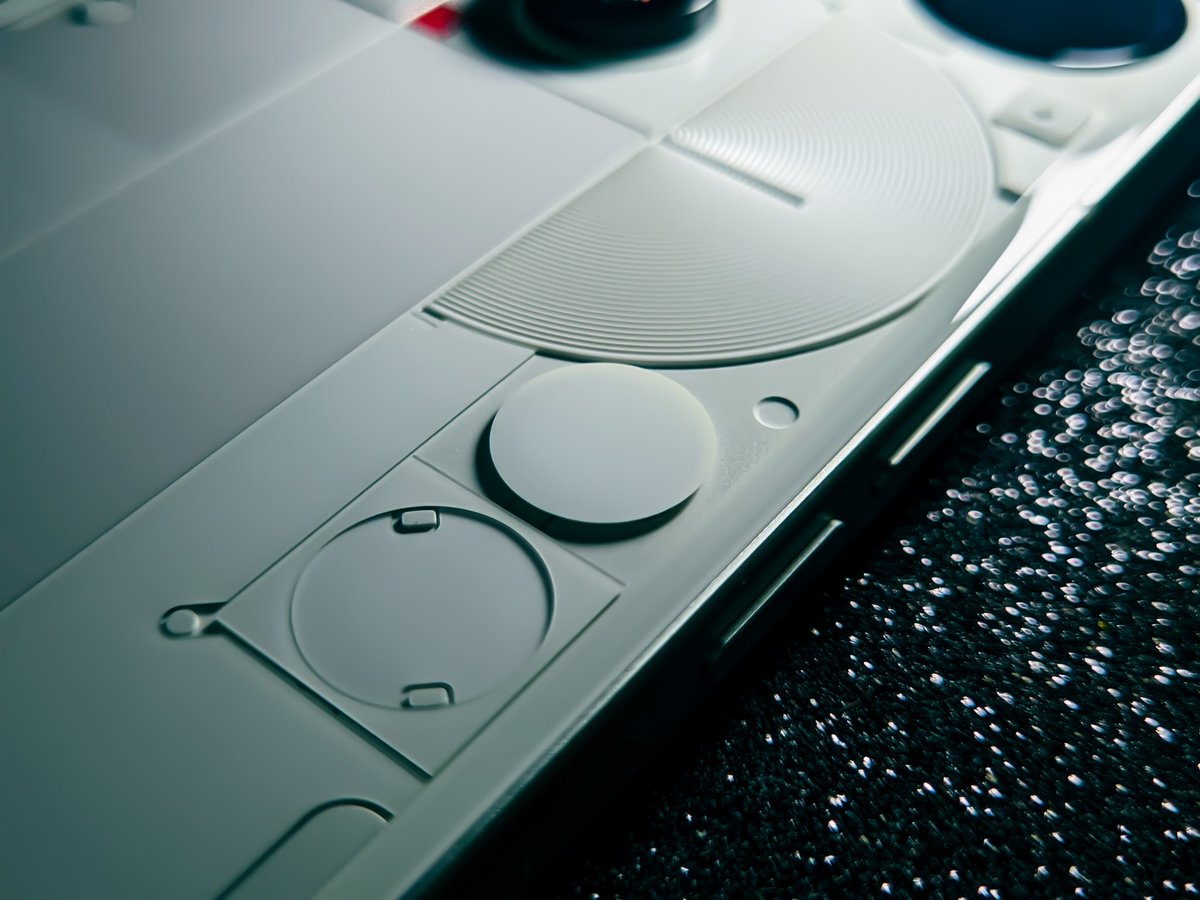 Glyph Matrix ⚪ 

Replacing the signature Glyph light is the new Glyph Matrix on the back.

 It’s a dot-matrix display that can show things like a clock, battery percentage, volume level, and stopwatch.